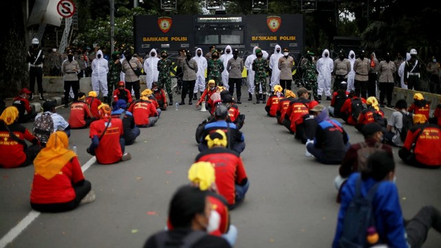Polisi gunakan baju hazmat saat pengamanan demo buruh dan mahasiswa di Jalan Medan Merdeka Barat, Jakarta, Kamis (28/10). Foto: Aditia Noviansyah/kumparan
