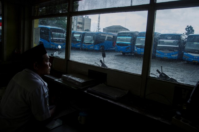 Petugas melihat sejumlah bus yang tidak beroperasi di pool (pangkalan) Bus Damri, Bandung, Jawa Barat, Kamis (28/10).  Foto: Novrian Arbi/ANTARA FOTO