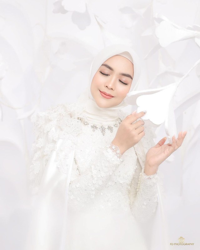 Ria Ricis Foto Prewedding, Gaun Putihnya Pancarkan Aura Calon Pengantin ...