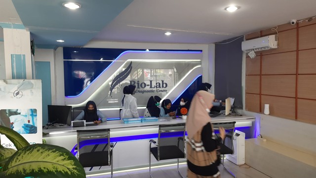 Bio-Lab di Simpang Jambo Tape, Kota Banda Aceh, menyediakan layanan pemeriksaan PCR dengan harga Rp 525 ribu untuk paket reguler, Kamis (28/10/2021). Foto: Habil Razali/acehkini