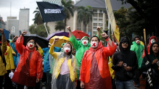Massa mahasiswa berunjuk rasa pada peringatan Sumpah Pemuda di depan patung Arjuna Wijaya, Jalan Medan Merdeka Barat, Jakarta, Kamis (28/10). Foto: Aditia Noviansyah/kumparan
