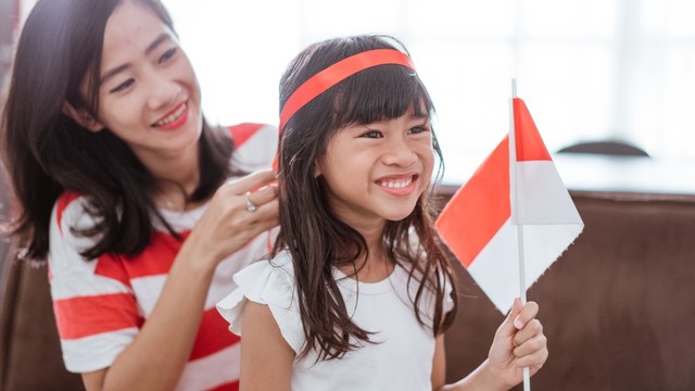 Semangat Sumpah Pemuda, Masih Perlukah Ajari Anak Bahasa Daerah? Foto: Shutterstock