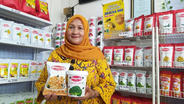 Mastutik (62), emak-emak pengusaha UMKM CV Arjuna 999 di Kota Batu, Jawa Timur, yang sukses mengangkat pamor rempeyek dan keripik sayur dan buah di pasaran internasional. Foto: Ulul Azmy