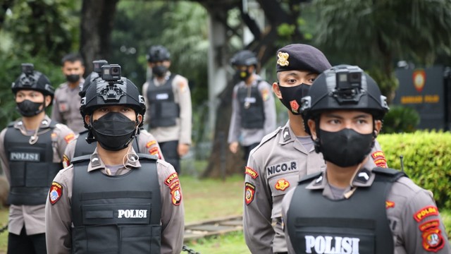 Polisi dibekali action camera yang diletakan di helm saat unjuk rasa memperingati Sumpah pemuda di Jalan Medan Merdeka Barat, Jakarta, Kamis (28/10).  Foto: Aditia Noviansyah/kumparan