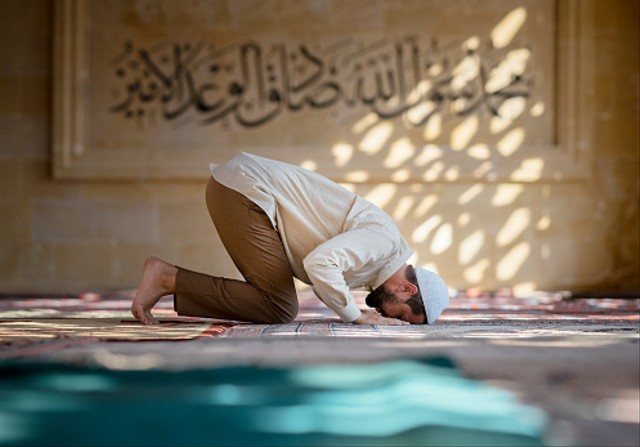 Ilustrasi menunaikan salat tahiyyatul masjid. Foto: dok. https://unsplash.com/