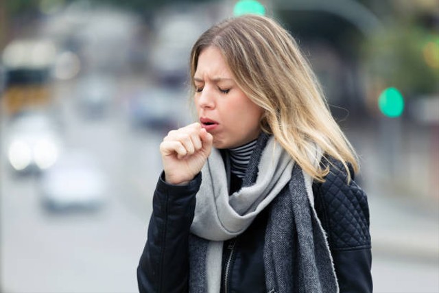Batuk kering sering kali terasa menyakitkan dan membuat tenggorokan terasa gatal. Foto: iStock