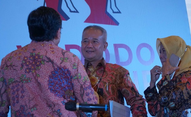 Founder & CEO PT Widodo Makmur Perkasa Tbk, IR. Tumiyana (tengah).
 Foto: PT Widodo Makmur Perkasa Tbk