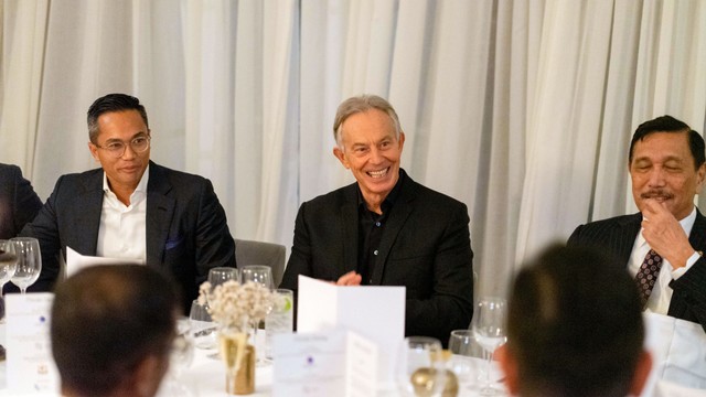 Kadin Indonesia yang dipimpin Menko Luhut Binsar Pandjaitan menggelar pertemuan dengan Executive Chairman of the Tony Blair Institute for Global Change, di London, Inggris, Rabu (27/10). Foto: KADIN
