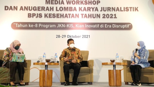 Direktur Utama BPJS Kesehatan Ali Ghufron Mukti (tengah) di acara Media Workshop dan Anugerah Lomba Karya Jurnalistik BPJS Kesehatan Tahun 2021. Foto: BPJS Kesehatan