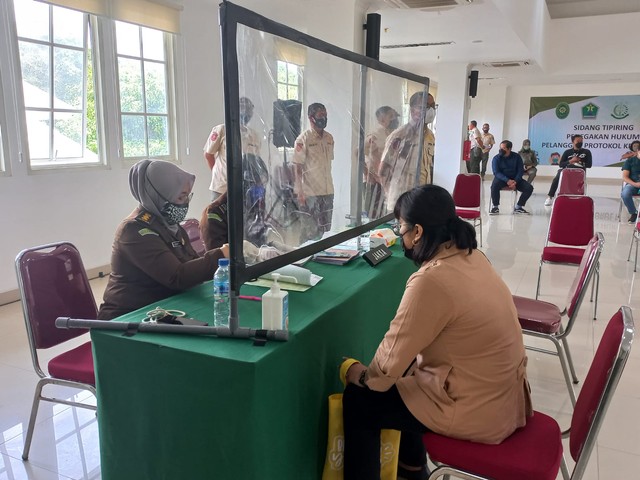 Pelanggar perda di Kota Malang disidang tipiring di Balai Kota Malang, Rabu (27/10/2021). (Foto: Pemkot Malang)