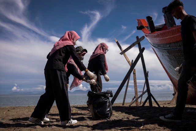 Mengumpulkan sampah di Pantai Lamteungoh, Peukan Bada, Aceh Besar di hari Sumpah Pemuda. Foto: Abdul Hadi/acehkini 