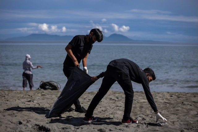 Pemuda membersihkan Pantai Lamteungoh. Foto: Abdul Hadi/acehkini 