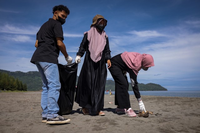 Membersihkan pantai dari sampah. Foto: Abdul Hadi/acehkini