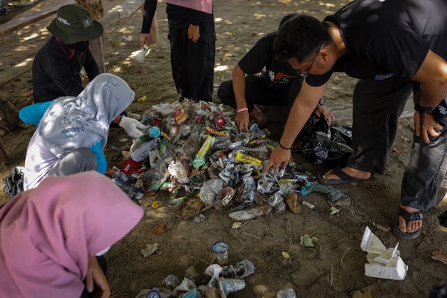 Foto: Aksi Pemuda-pemudi Aceh Bersihkan Pantai Lamtengoh di Hari Sumpah Pemuda (459674)