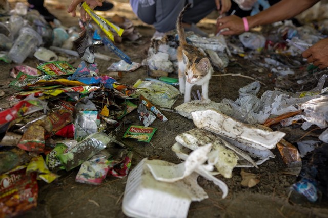 Memilah sampah yang ditemukan di pantai. Foto: Abdul Hadi/acehkini