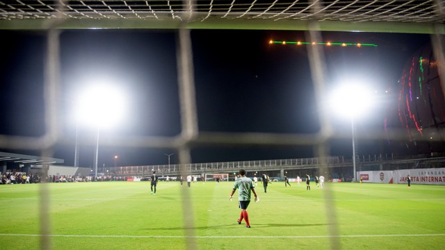 Suasana pertandingan antara tim Pemerintah Provinsi DKI Jakarta melawan tim DPRD DKI Jakarta saat uji coba lapangan latih di Jakarta International Stadium, (JIS) di Tanjung Priok, Jakarta Utara, Kamis (28/10/2021). Foto: M Risyal Hidayat/ANTARA FOTO