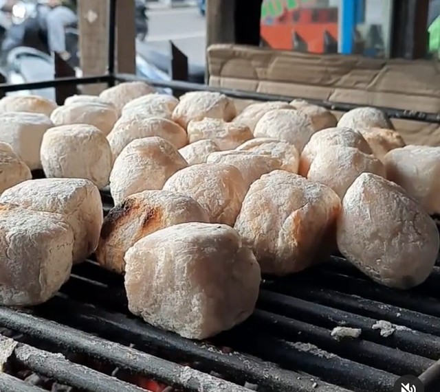 Proses pemanggangan adonan pempek. Foto: istimewa