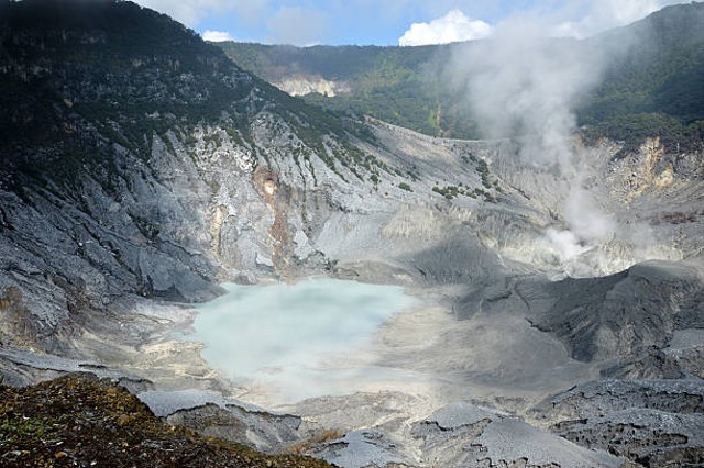 Salah satu tempat wisata di Bandung, Gunung Tangkuban Perahu. Foto: iStock