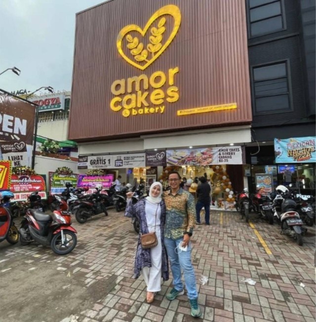 Ridwan Darussalam bersama Istri di depan brand Amor cakes & bakery. dok