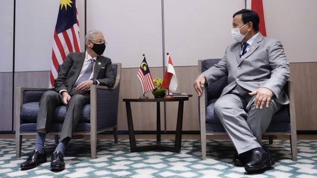 Menhan Prabowo Subianto (kanan) berbincang dengan PM Malaysia Ismail Sabri Bin Yaakob. Foto: Dok. Biro Humas Setjen Kemhan