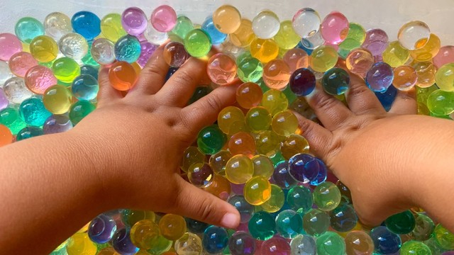 Ilustrasi anak main water beads. Dok: Shutterstock