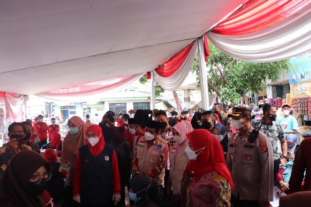 Sambangi Vaksinasi Pasar Cimeng, Walkot Bandar Lampung: Insyaallah Januari Aman (1)