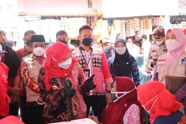 Sambangi Vaksinasi Pasar Cimeng, Walkot Bandar Lampung: Insyaallah Januari Aman (2)