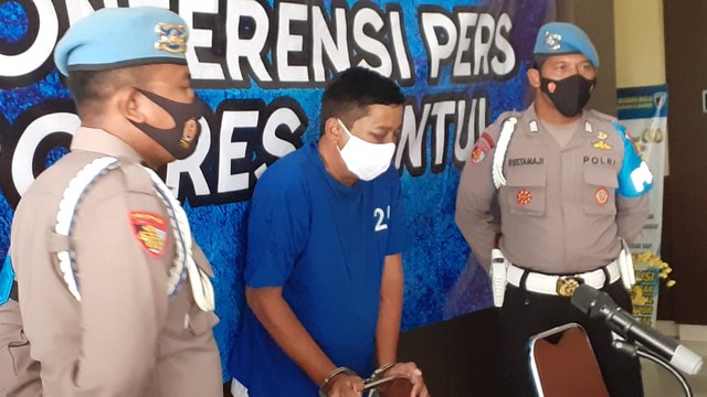 Pelaku pembunuhan mayat di Laguna Pantai Depok saat konferensi pers di Mapolres Bantul. Foto: Erfanto/Tugu Jogja