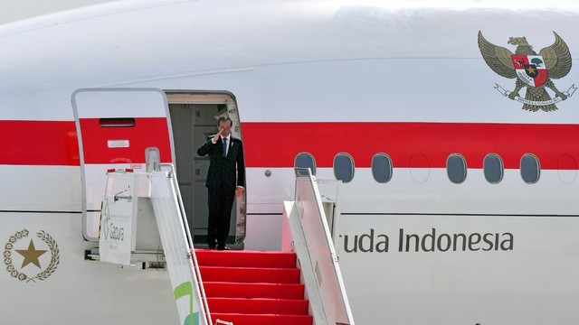 Presiden Jokowi Naik Pesawat Garuda Indonesia dalam kunjungan kerja ke Italia, Inggris, dan Uni Emirat Arab, Jumat (29/10). Foto: Agus Suparto/Istana Presiden