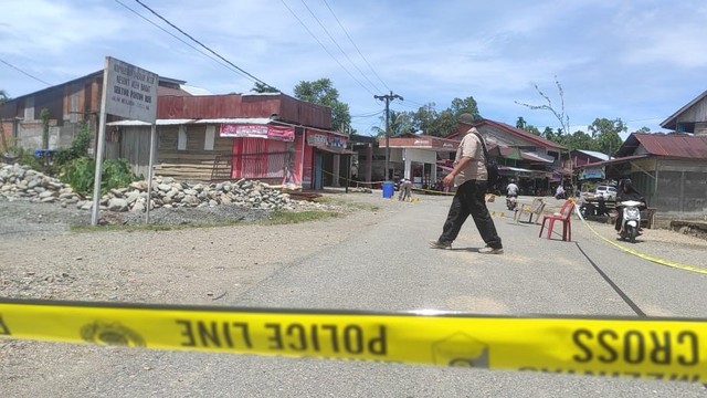 Petugas kepolisian melakukan identifikasi lokasi atau olah TKP penembakan Pos Polisi Panton Reu di Gampong Manggie, Kecamatan Panton Reu, Aceh Barat, Kamis (28/10). Foto: Siti Aisyah/acehkini