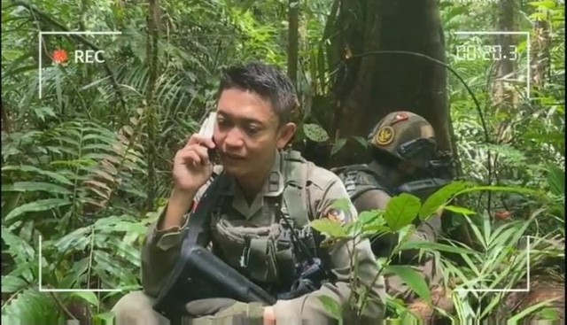 Bertugas di Sulawesi, Anggota Brimob Polda Lampung Azankan Virtual Anaknya (1)