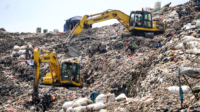 Sejumlah pekerja menggunakan alat berat mengais barang bekas di tumpukan sampah kawasan TPST Bantargebang, Bekasi, Jawa Barat, Jumat (29/10).  Foto: Iqbal Firdaus/kumparan