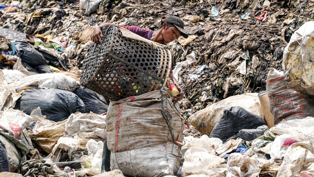 Seorang pemulung mencari barang bekas di tumpukan sampah kawasan TPST Bantargebang, Bekasi, Jawa Barat, Jumat (29/10).  Foto: Iqbal Firdaus/kumparan