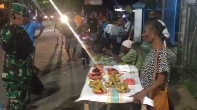 Momen mengharukan seorang anggota TNI hormat ibunya saat jualan lemang dan buah-buahan di pinggir jalan pada malam hari. (Foto: Instagram/@tante_rempong_)