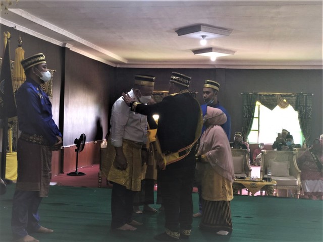Pangeran Agung Sri Negara II, Gusti Muhammad Effendi menyematkan peci dan pin kepada La Nyalla setelah dianugerahi gelar kekerabatan dari Istana Kusuma Negara Sekadau. Foto: Dok. Istimewa