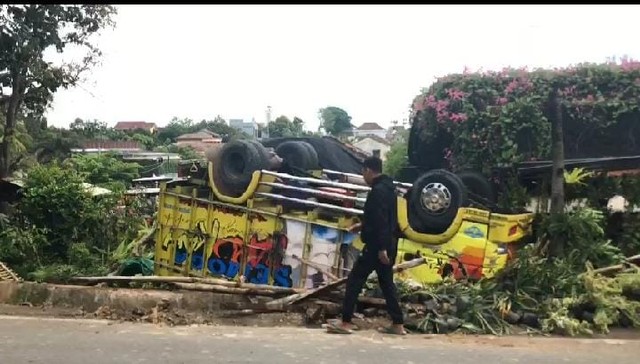 Jalan Miring, Truk Muatan Pisang Terguling Timpa Tanaman Bunga di Bandar Lampung (1)