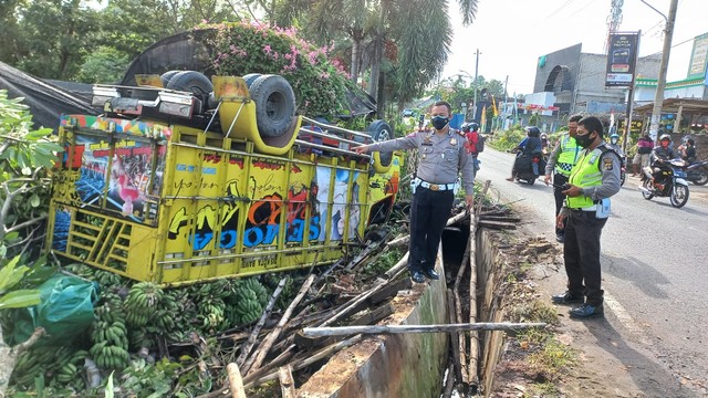 Jalan Miring, Truk Muatan Pisang Terguling Timpa Tanaman Bunga di Bandar Lampung (2)