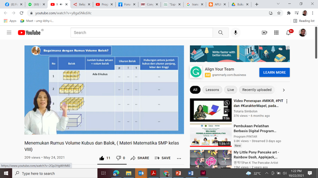 Totaria Simbolon sedang menerangkan rumus volume kubus dan balok dengan aplikasi geogebra.