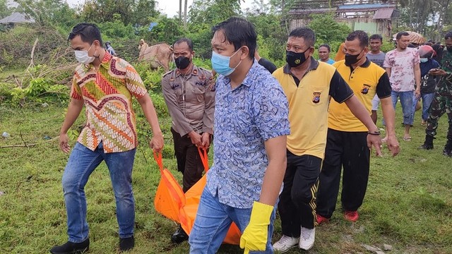 Penemuan mayat seorang laki-laki di wilayah Kelurahan Kayumalue Ngapa, Kecamatan Palu Utara, Kota Palu, Sulawesi Tengah, Jumat (29/10). Foto: Istimewa