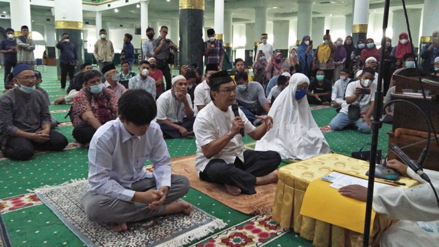 SATU keluarga saat mengucapkan dua kali syahadat di Masjid Agung An-Nur, Jumat (29/10/2021), usai Salat Jumat. (FOTO: SELASAR RIAU/DEFRI CANDRA)