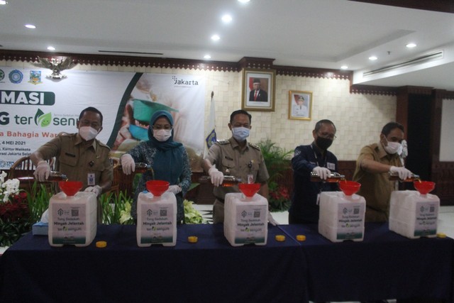 Direktur Eksekutif Rumah Sosial Kutub bersama Wakil Walikota Jakarta Selatan saat melakukan seremonial program sedekah minyak jelantah. Foto: Dok. Rumah Sosial Kutub.