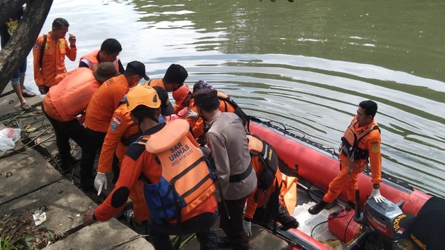 Tim SAR mengevakuasi jenazah pelaku yang ditemukan tenggelam di sungai saat berusaha kabur usai menikam pensiunan guru di Pangkep, Sulawesi Selatan. Foto: Dok. SAR Unhas