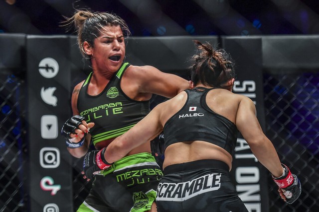 Julie Mezabarba saat berlaga di ONE: EMPOWER pada September lalu. Foto: ONE Championship