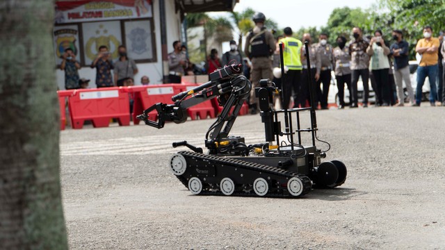 Sejumlah Warga Terkejut Ada Penjinak Bom Datangi Kantor Samsat Bandar Lampung (1)