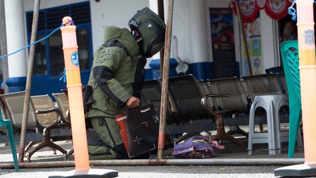 Sejumlah Warga Terkejut Ada Penjinak Bom Datangi Kantor Samsat Bandar Lampung (4)
