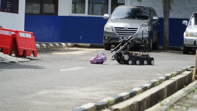 Sejumlah Warga Terkejut Ada Penjinak Bom Datangi Kantor Samsat Bandar Lampung (5)