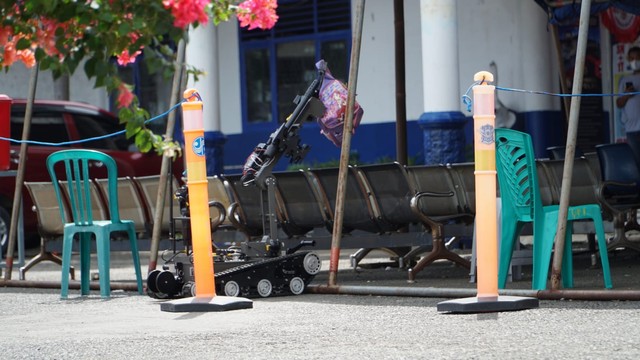 Sejumlah Warga Terkejut Ada Penjinak Bom Datangi Kantor Samsat Bandar Lampung (6)
