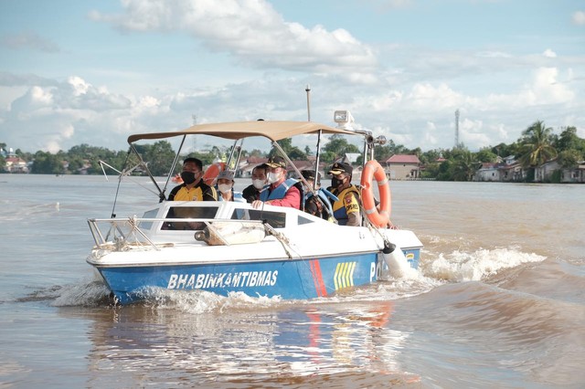 Wakil Gubernur Kalbar, Ria Norsan, didampingi Forkopimda Sekadau meninjau wilayah terdampak banjir. Foto: Dok. Prokopim Sekadau