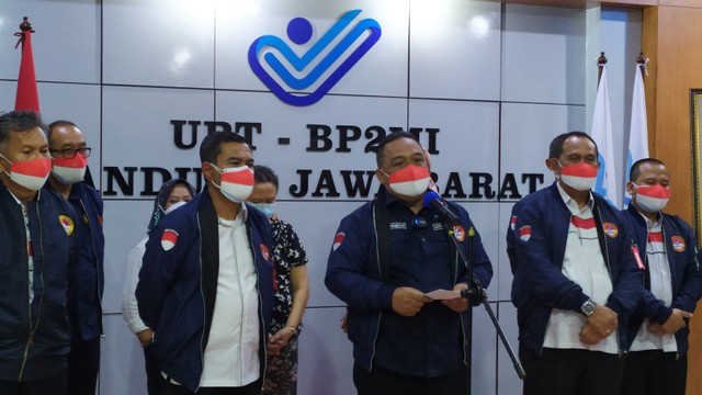 BP2MI Jabar memberikan keterangan terkait tempat penampungan pekerja migran ilegal di Cirebon. Foto: Rachmadi Rasyad/kumparan