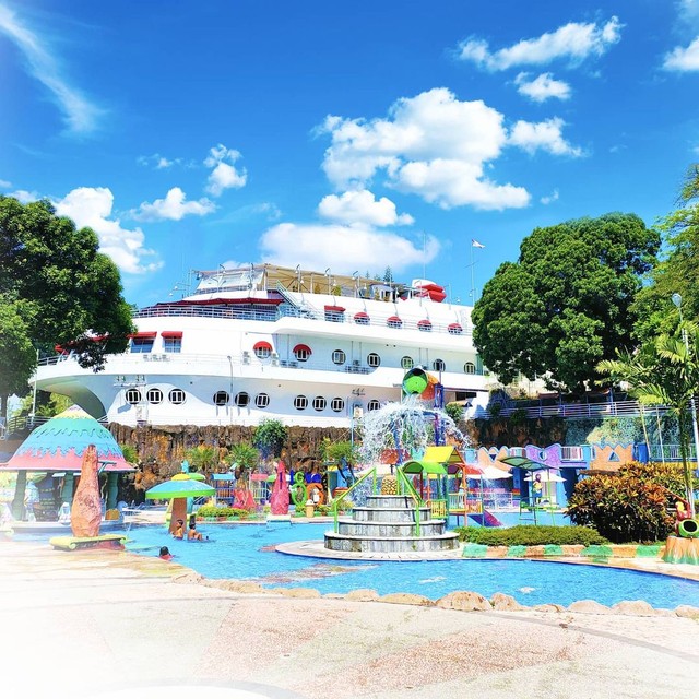 Kapal Garden Hotel, hotel di Malang yang tawarkan sensasi menginap di atas kapal. Foto: Instagram @kapalgardenhotelmalang